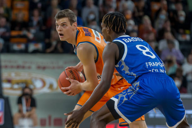 接应三分的 接应三分的